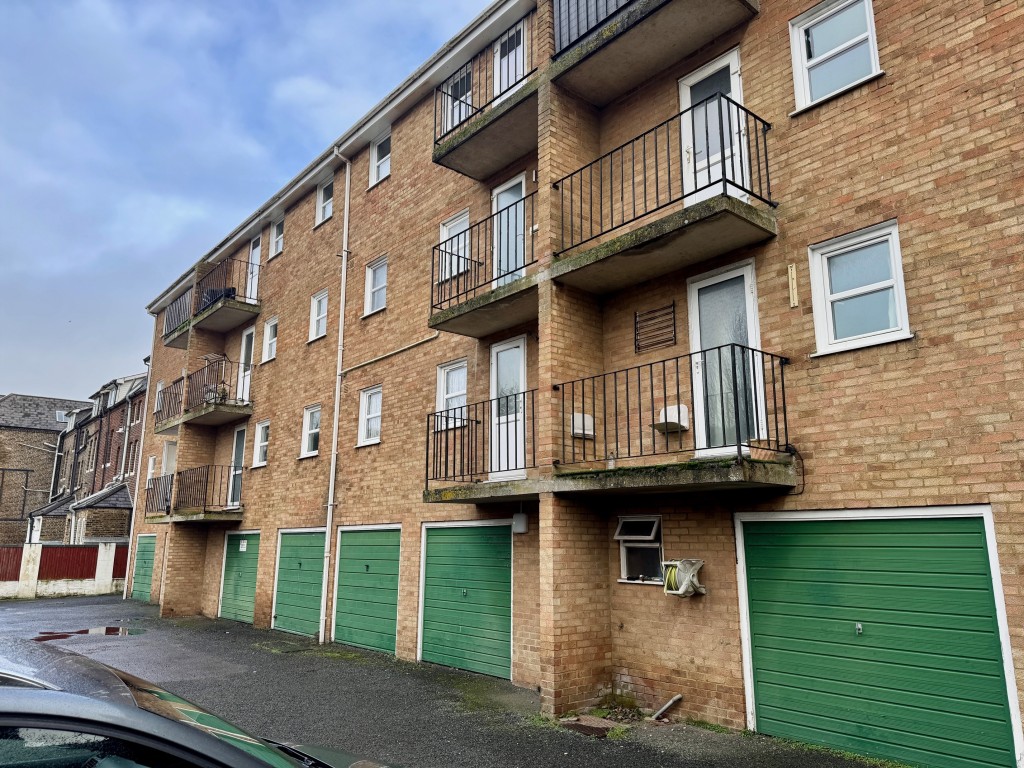 Lot: 43 - TWO-BEDROOM TOP FLOOR FLAT INVESTMENT - 5 Stuart Court - rear elevation alternative view